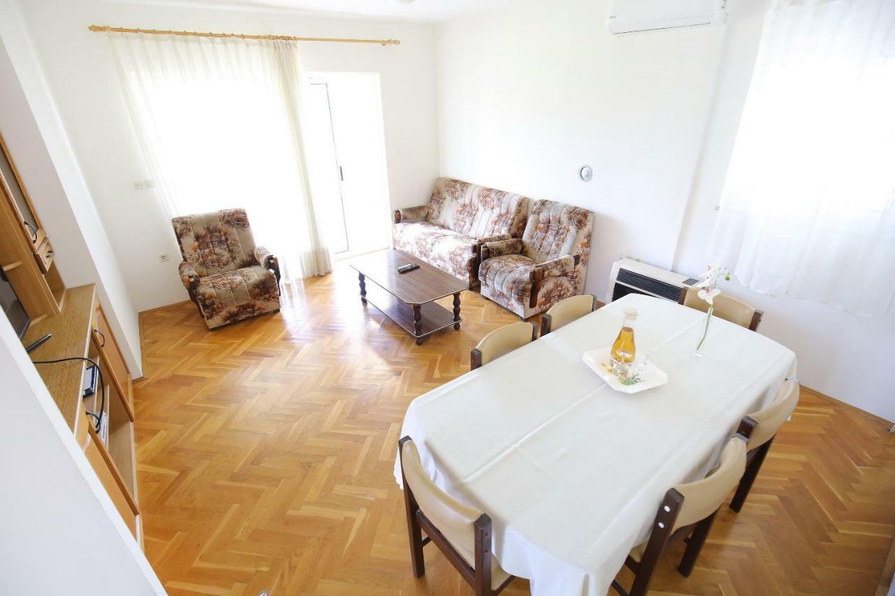 Large Gardens 2 Apartma